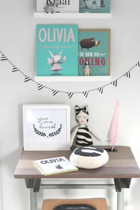 Un dormitorio infantil escandinavo. Decoración delicada en tonos suaves.