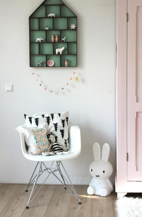 Un dormitorio infantil escandinavo. Decoración delicada en tonos suaves.
