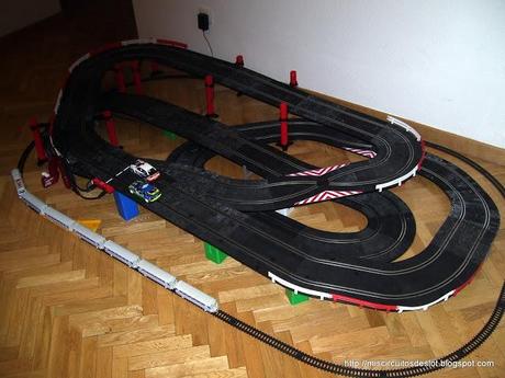 Diminuto rally de 3 plantas rodeado por un pequetren