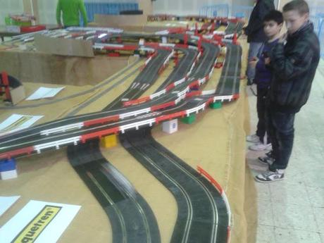 Scalextric y pequetren solidario en Loeches -  Madrid.  (incluye video del circuito grabado desde un tren en movimiento)