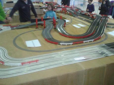 Scalextric y pequetren solidario en Loeches -  Madrid.  (incluye video del circuito grabado desde un tren en movimiento)