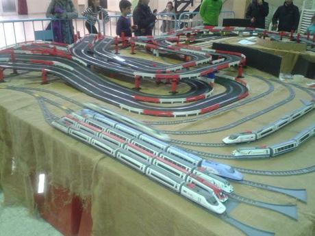 Scalextric y pequetren solidario en Loeches -  Madrid.  (incluye video del circuito grabado desde un tren en movimiento)