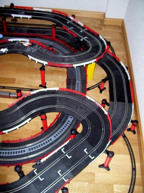 Artículo nº 6. Circuito de velocidad entre railes con pequetrenes que van y vienen.