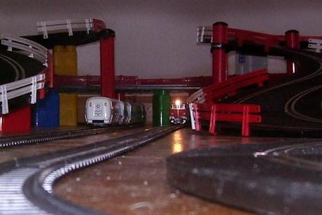 Artículo nº 6. Circuito de velocidad entre railes con pequetrenes que van y vienen.