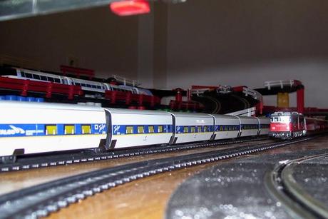 Artículo nº 6. Circuito de velocidad entre railes con pequetrenes que van y vienen.