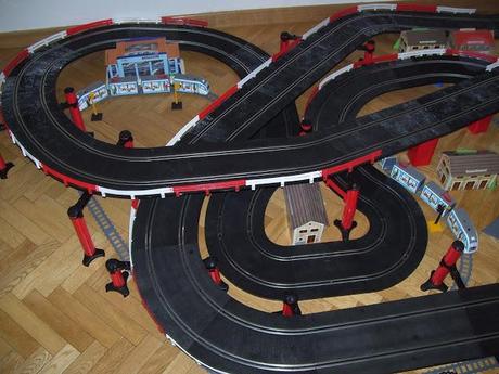 Tranvías rodeando rally de 3 alturas.