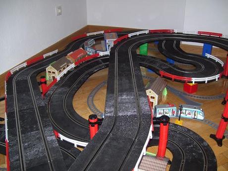 Tranvías rodeando rally de 3 alturas.