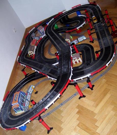 Tranvías rodeando rally de 3 alturas.