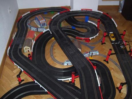 Tranvías rodeando rally de 3 alturas.