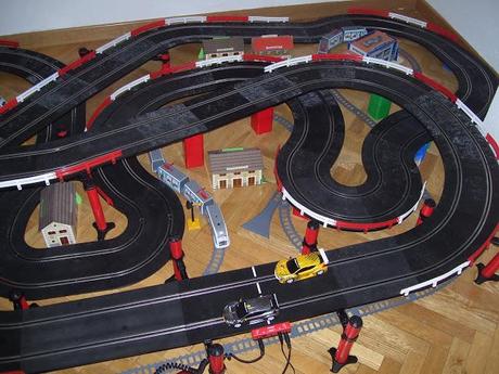 Tranvías rodeando rally de 3 alturas.