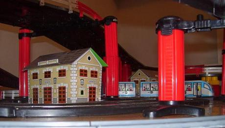 Tranvías rodeando rally de 3 alturas.