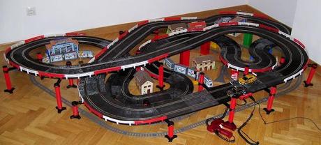 Tranvías rodeando rally de 3 alturas.