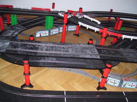 Circuito de tres plantas con tranvías.