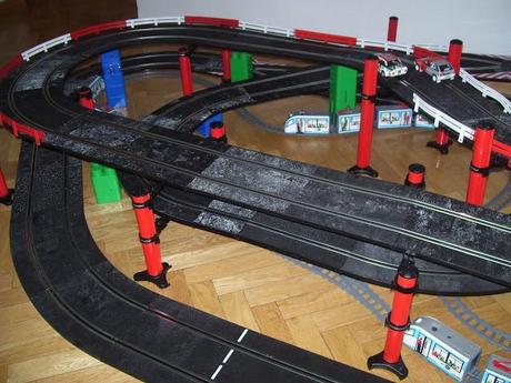 Circuito de tres plantas con tranvías.