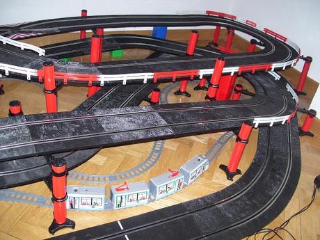 Circuito de tres plantas con tranvías.