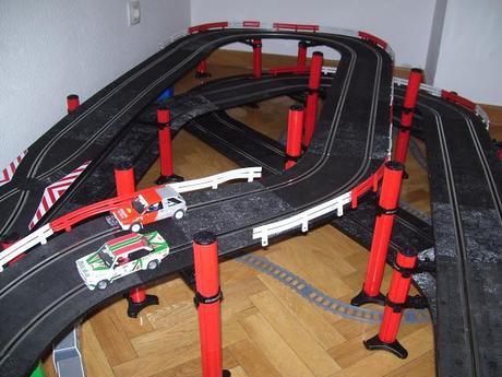 Circuito de tres plantas con tranvías.