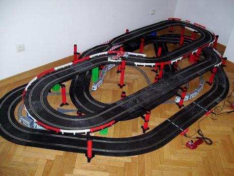 Circuito de tres plantas con tranvías.