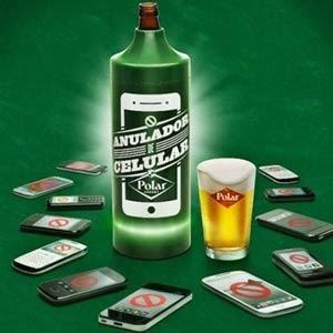 Los bares son para disfrutar de tus colegas, no para mirar tu smartphone