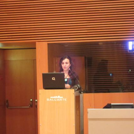 Ángela Díaz, responsable de sostenibilidad y ambiente de Koan Consulting presentando TRAVELIFE