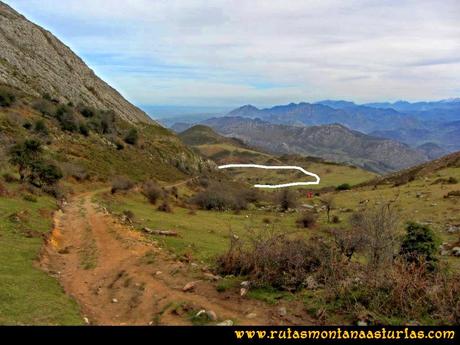 Ruta Montaña Pienzu: Camino para descender por el hayedo de la Biescona