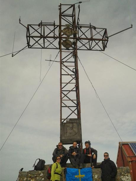 Ruta Pico Pienzu: Foto en la cima con la cruz