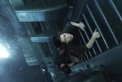Imagen de la película, que muestra a los protagonistas trepando por una escalerilla, en el exterior del ascensor.