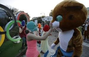 Las Pussy Riot interactúan con la mascota olímpica / AP