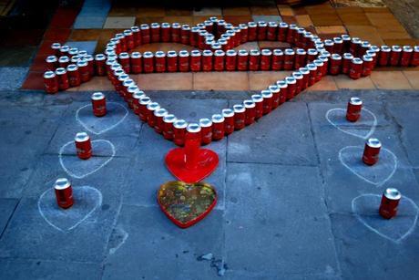 Conectados (Barrio gótico, Barcelona, maig 2012) CONECTADO O DISTRAÍDO