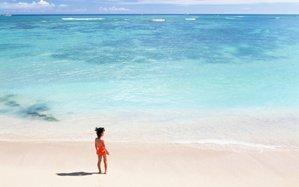 niña observa y aprender el mar