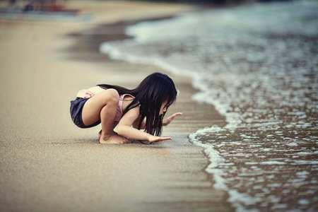 los niños juegan con el mar para aprender