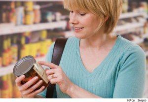 mujer leyendo una etiqueta nutricional