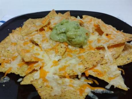Nachos con queso y guacamole