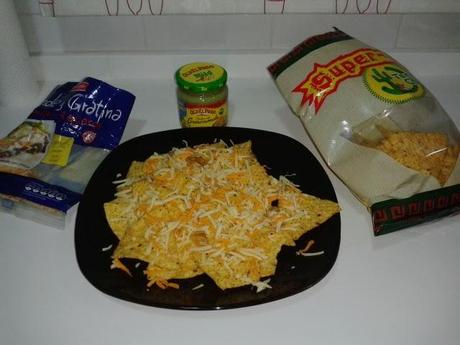 Nachos con queso y guacamole