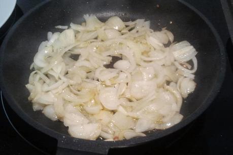 Filetes de pollo con cebolla caramelizada a la cerveza