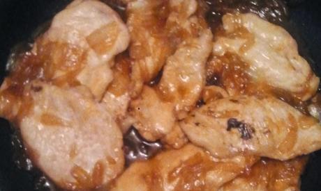 Filetes de pollo con cebolla caramelizada a la cerveza