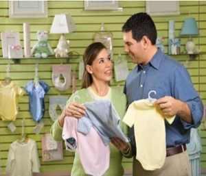 eligiendo la ropa del bebé