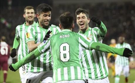 Jugadores del Betis celebrando gol de Nono