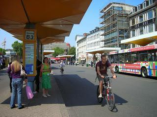 Parada bus, bus stop, Bonn, Alemania, round the world, La vuelta al mundo de Asun y Ricardo, mundoporlibre.com