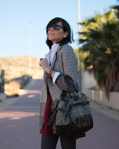 Falda granate + Cárdigan gris