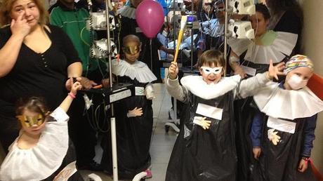 Los niños del hospital de Toledo, celebran un carnaval “Grequiano”
