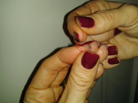 como hacer un nudo al hilo. paso 3