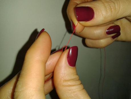 como hacer un nudo al hilo. paso 4