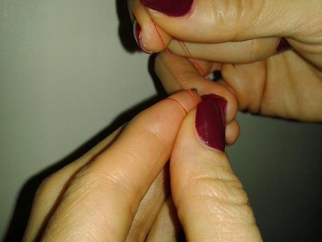 como hacer un nudo al hilo. paso 2