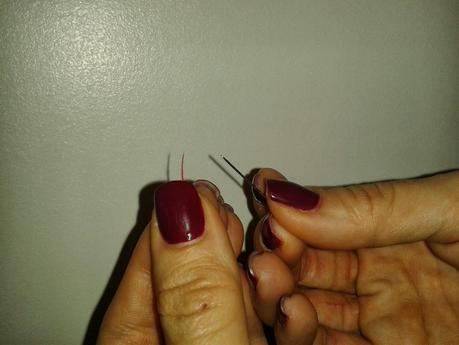 como enhebrar una aguja. paso 1