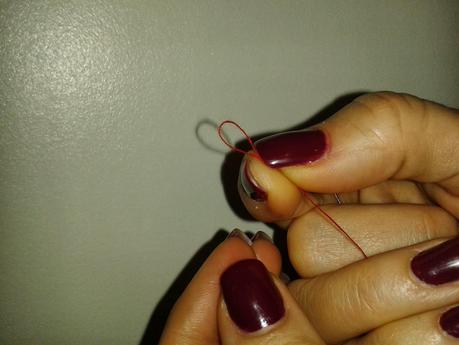 como enhebrar una aguja. paso 2