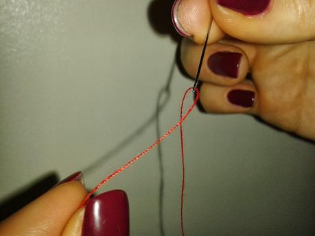 como enhebrar una aguja. paso 4