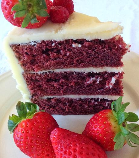 Red Velvet Cake con Frutas Rojas.