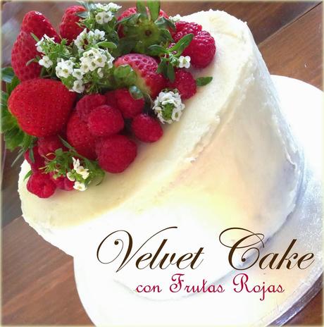 Red Velvet Cake con Frutas Rojas.