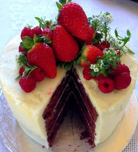Red Velvet Cake con Frutas Rojas.