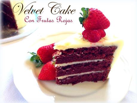 Red Velvet Cake con Frutas Rojas.